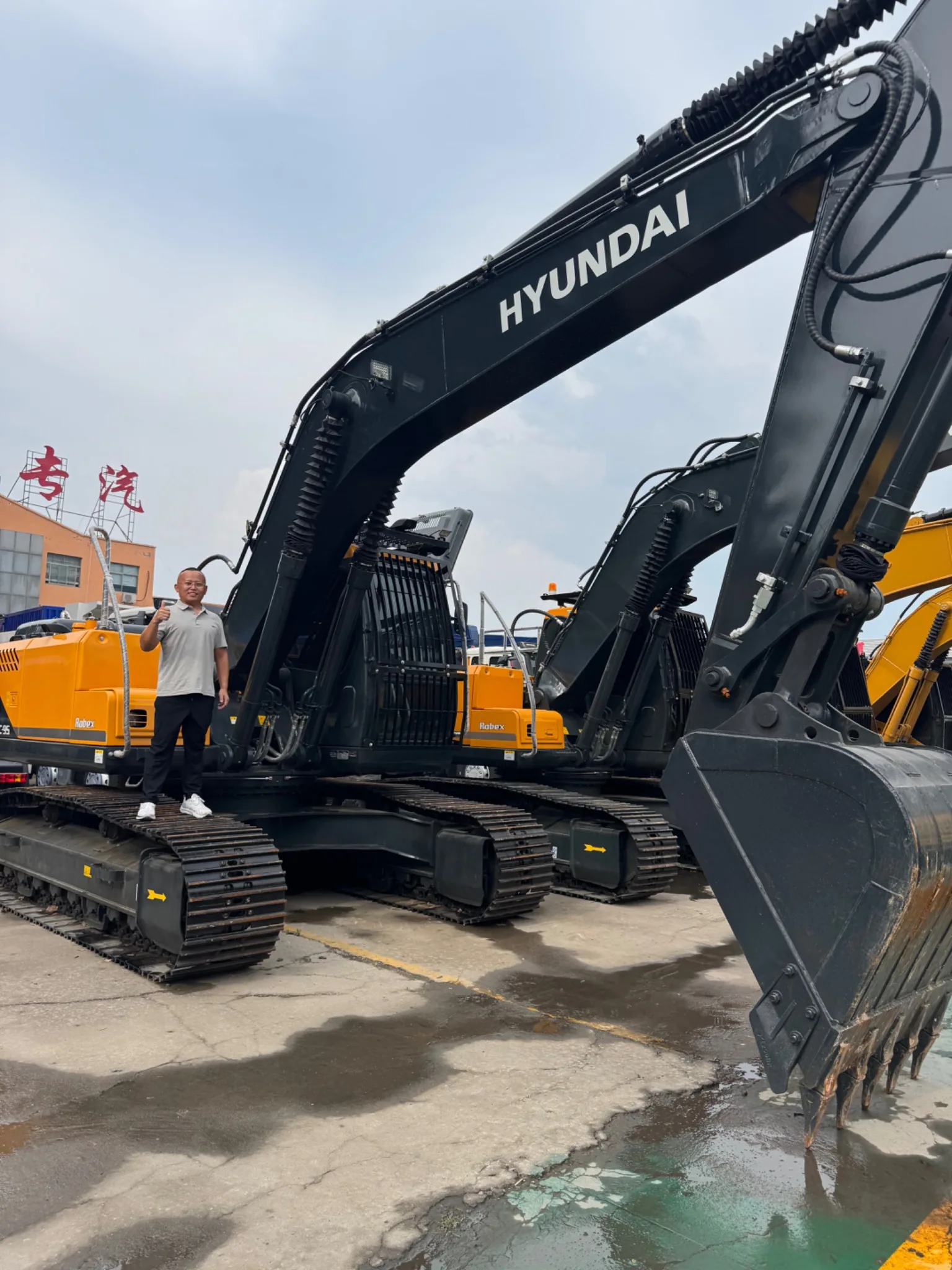 Used Hyundai crawler excavators in a machinery yard in China