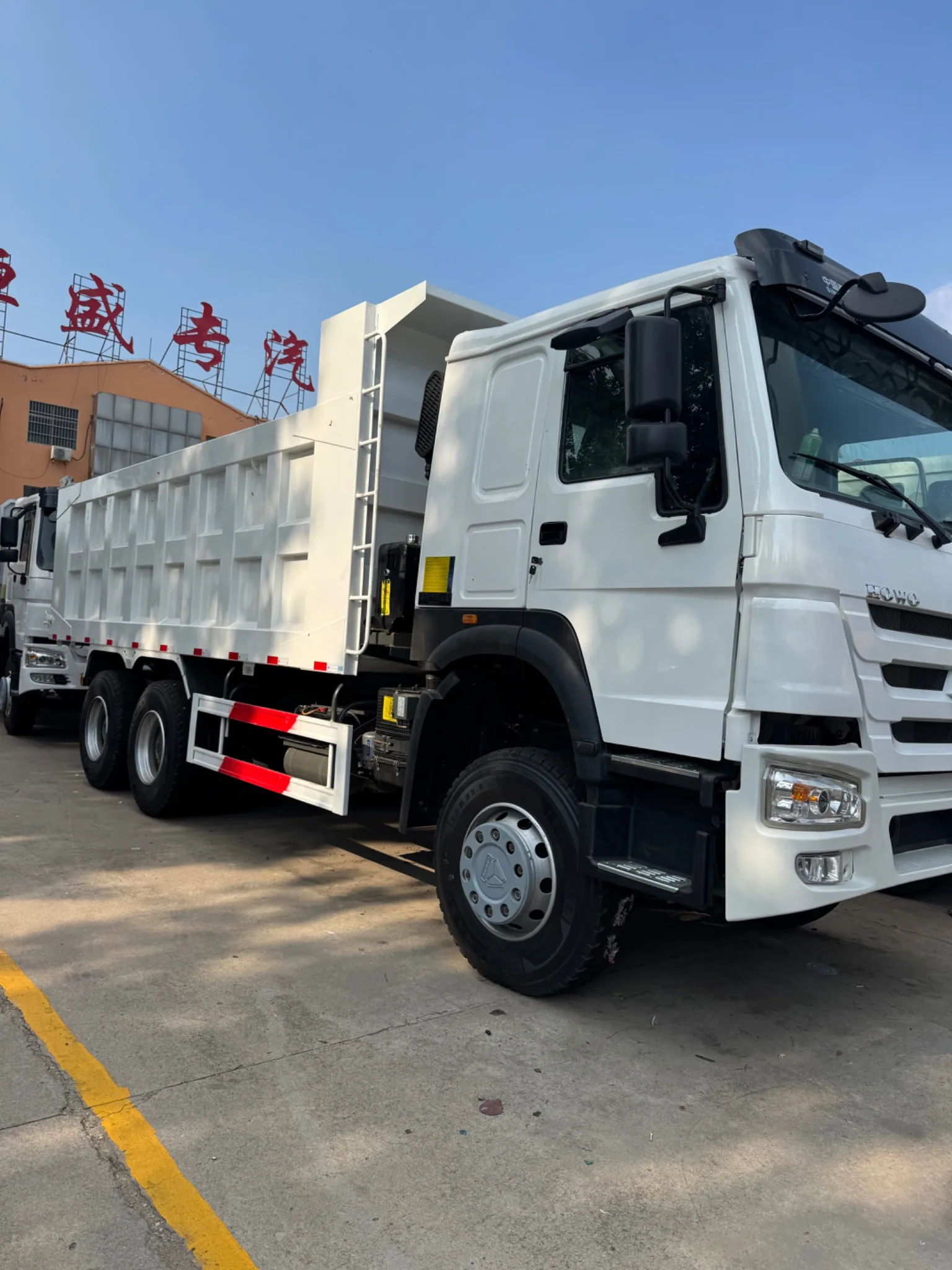 Used SINOTRUK HOWO dump truck in China
